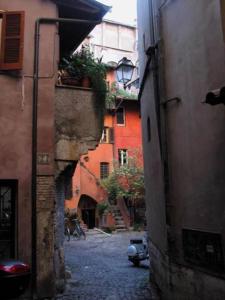 un vicolo con edifici e un'auto in strada di Pellegrino 75 Actual a Roma