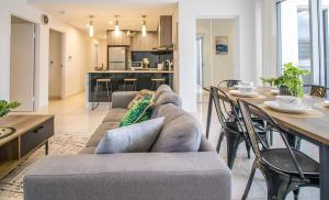 Η κουζίνα ή μικρή κουζίνα στο ZEN CENTRAL CBD - Affordable 3-Bdrm Apt in the Heart of Darwin City