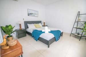 Ένα ή περισσότερα κρεβάτια σε δωμάτιο στο ZEN CENTRAL CBD - Affordable 3-Bdrm Apt in the Heart of Darwin City