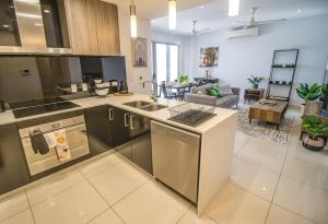 Η κουζίνα ή μικρή κουζίνα στο ZEN CENTRAL CBD - Affordable 3-Bdrm Apt in the Heart of Darwin City