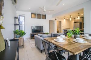 Μια τηλεόραση ή/και κέντρο ψυχαγωγίας στο ZEN CENTRAL CBD - Affordable 3-Bdrm Apt in the Heart of Darwin City