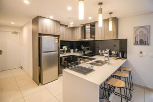 Η κουζίνα ή μικρή κουζίνα στο ZEN CENTRAL CBD - Affordable 3-Bdrm Apt in the Heart of Darwin City
