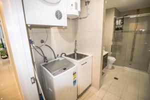 Ένα μπάνιο στο ZEN CENTRAL CBD - Affordable 3-Bdrm Apt in the Heart of Darwin City