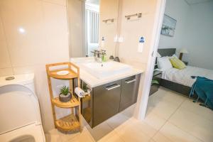 Ένα μπάνιο στο ZEN CENTRAL CBD - Affordable 3-Bdrm Apt in the Heart of Darwin City