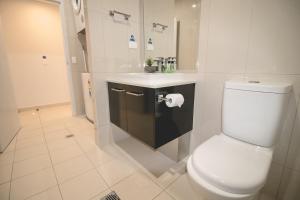 Ένα μπάνιο στο ZEN CENTRAL CBD - Affordable 3-Bdrm Apt in the Heart of Darwin City