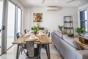 Χώρος καθιστικού στο ZEN CENTRAL CBD - Affordable 3-Bdrm Apt in the Heart of Darwin City