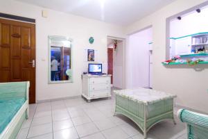 TV/trung tâm giải trí tại Appartement charmant à Sainte-Anne, 42 m² + Piscine partagée