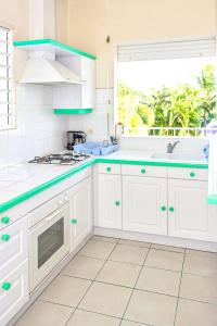 Nhà bếp/bếp nhỏ tại Appartement charmant à Sainte-Anne, 42 m² + Piscine partagée