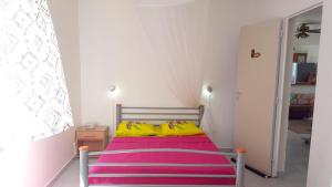 Posteľ alebo postele v izbe v ubytovaní Maison de 2 chambres avec vue sur la mer jardin clos et wifi a Vieux Habitants a 2 km de la plage