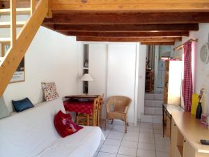 een kleine kamer met een bed en een tafel bij Studio avec piscine privee jardin clos et wifi a Saint Jean d'Angely in Saint-Jean-dʼAngély
