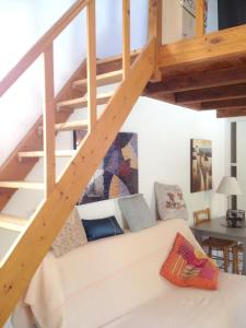 Habitación con cama y escalera de madera en Studio avec piscine privee jardin clos et wifi a Saint Jean d'Angely, en Saint-Jean-dʼAngély