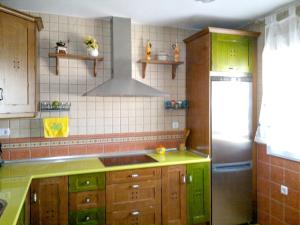 Een keuken of kitchenette bij 4 bedrooms house with furnished terrace at Castellar de Santiago