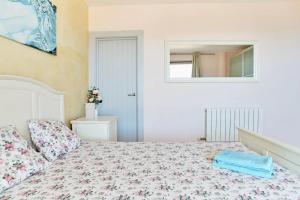 Posteľ alebo postele v izbe v ubytovaní Spacious villa with sea view in Olivella + private pool