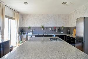 Kuchyňa alebo kuchynka v ubytovaní Spacious villa with sea view in Olivella + private pool