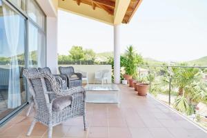 Balkón alebo terasa v ubytovaní Spacious villa with sea view in Olivella + private pool