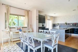 Kuchyňa alebo kuchynka v ubytovaní Spacious villa with sea view in Olivella + private pool
