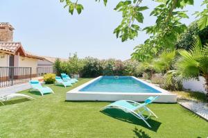 Bazén v ubytovaní Spacious villa with sea view in Olivella + private pool alebo v jeho blízkosti
