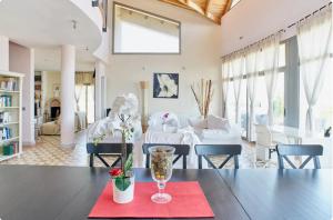 Nápoje v ubytovaní Spacious villa with sea view in Olivella + private pool