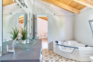 Kúpeľňa v ubytovaní Spacious villa with sea view in Olivella + private pool
