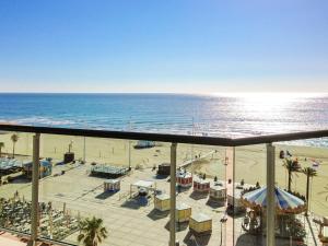 einen Balkon mit Strand- und Meerblick in der Unterkunft Appartement spacieux à Canet-en-Roussillon 122m² avec vue sur la mer in Canet-en-Roussillon