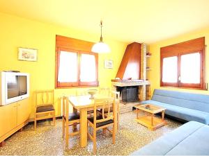 Una televisión o centro de entretenimiento en 4 bedrooms appartement with private pool enclosed garden and wifi at Canyelles 6 km away from the beach