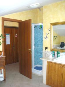 Bagno di One bedroom appartement with city view and terrace at Tuscania