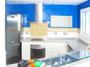 eine Küche mit Spüle und Herd oberen Backofen in der Unterkunft Bright apartment in Alcanar with sea and mountain views in Les Cases d'Alcanar