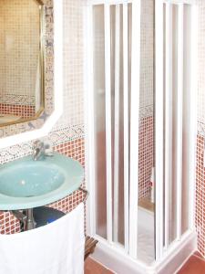 ein Badezimmer mit Waschbecken und Dusche in der Unterkunft Bright apartment in Alcanar with sea and mountain views in Les Cases d'Alcanar + 12 Fotos