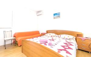 Postel nebo postele na pokoji v ubytování Comfortable apartment with garden in Palit, 100 m², for 6 guests.