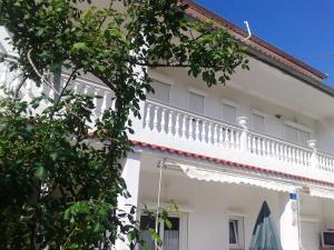 Balkón nebo terasa v ubytování Comfortable apartment with garden in Palit, 100 m², for 6 guests.