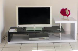 Μια τηλεόραση ή/και κέντρο ψυχαγωγίας στο Appartement charmant à Carcassonne avec terrasse
