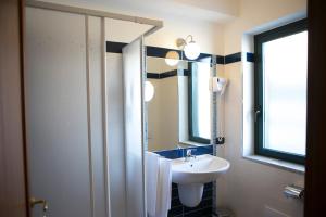 Koupelna v ubytování Hotel Miramare + 20 fotografií