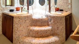 Koupelna v ubytování Villa spacieuse à Crastes avec piscine privée et vue montagne + 27 fotografií