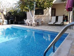 Bazén v ubytování Family House with Pool in Kritou Tera nebo v jeho okolí + 18 fotografií