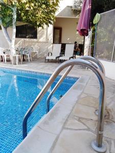 Bazén v ubytování Family House with Pool in Kritou Tera nebo v jeho okolí