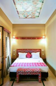 Kama o mga kama sa kuwarto sa 6 bedrooms villa with private pool jacuzzi and furnished terrace at Marrakech
