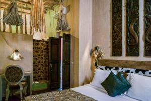 Kama o mga kama sa kuwarto sa 6 bedrooms villa with private pool jacuzzi and furnished terrace at Marrakech