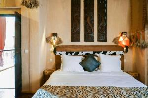 Kama o mga kama sa kuwarto sa 6 bedrooms villa with private pool jacuzzi and furnished terrace at Marrakech