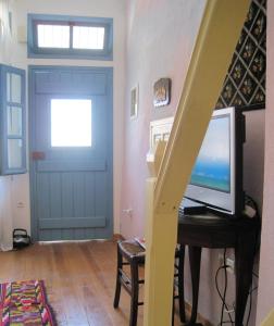 One bedroom house with city view furnished terrace and wifi at Skyros 4 km away from the beachにあるテレビまたはエンターテインメントセンター