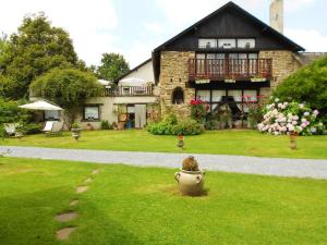 ein Haus mit einem Hof mit einer Vase im Gras in der Unterkunft Villa de 8 chambres avec piscine privee jardin amenage et wifi a Haut de Bosdarros in Haut-de-Bosdarros