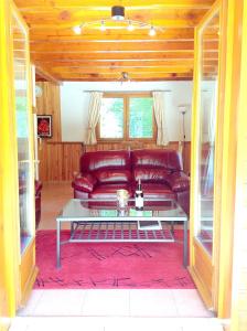 Un lugar para sentarse en Maison de 2 chambres avec vue sur le lac piscine partagee et jardin amenage a Lachapelle Auzac