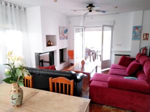 uma sala de estar com um sofá e uma mesa em 3 bedrooms chalet with private pool furnished terrace and wifi at Cullar Vega em Cúllar-Vega