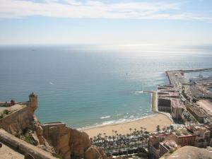 vistas a la playa y a los edificios y al océano en Apartment Alicante, en Alicante