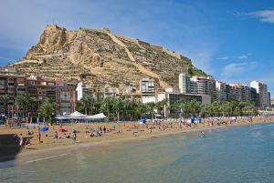 un grupo de personas en una playa con una montaña en Apartment Alicante, en Alicante