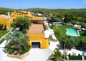 Bazén v ubytovaní Spacious villa in Can Trabal with private pool and jacuzzi 980 m² alebo v jeho blízkosti