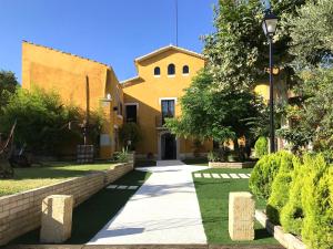 En hage utenfor 9 bedrooms villa with private pool jacuzzi and enclosed garden at Can Trabal