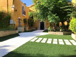 En hage utenfor 9 bedrooms villa with private pool jacuzzi and enclosed garden at Can Trabal