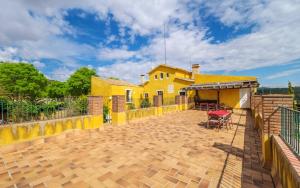 Balkón alebo terasa v ubytovaní Spacious villa in Can Trabal with private pool and jacuzzi 980 m²