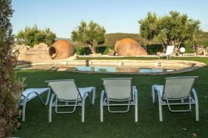 Bazén v ubytovaní Spacious villa in Can Trabal with private pool and jacuzzi 980 m² alebo v jeho blízkosti