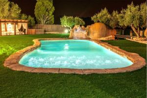 Bazén v ubytovaní Spacious villa in Can Trabal with private pool and jacuzzi 980 m² alebo v jeho blízkosti